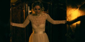 Beitragsbild des Blogbeitrags Tödliche Traditionen in der Upper Class: Film-Kritik zu „Ready Or Not“