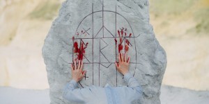 Beitragsbild des Blogbeitrags Ein grausig schönes Horror-Puzzle: Film-Kritik zu „Midsommar“ von Ari Aster