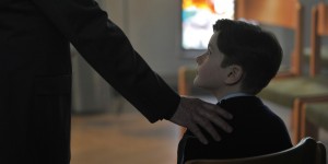 Beitragsbild des Blogbeitrags Missbrauch in der katholischen Kirche: „Gelobt sei Gott“ von François Ozon – Kritik