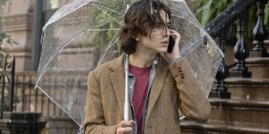 Beitragsbild des Blogbeitrags Verregnetes Comeback von Woody Allen: Kritik zu 