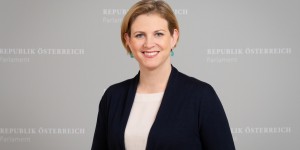 Beitragsbild des Blogbeitrags Filme gegen die Krise: Tipps von NEOS-Chefin Beate Meinl-Reisinger