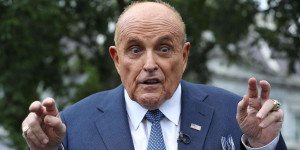 Beitragsbild des Blogbeitrags Skandal in neuem Borat-Film: Trump-Anwalt Rudy Giuliani in Unterhose mit (scheinbar) Minderjähriger 