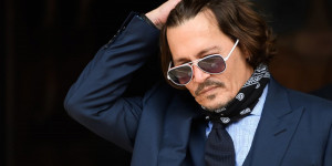 Beitragsbild des Blogbeitrags „Frauenschläger“: Johnny Depp verliert nach Gerichtsurteil Rolle in „Phantastische Tierwesen“