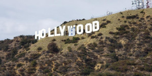 Beitragsbild des Blogbeitrags „Hollyboob“ statt „Hollywood“: Unbekannte „verschönern“ berühmtes Wahrzeichen