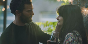 Beitragsbild des Blogbeitrags „Love Again“ – Kritik zum Heimkino-Start