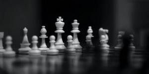 Beitragsbild des Blogbeitrags „Damengambit“, „James Bond“ und „21“ – Die Anziehungskraft der Strategiespiele in Film und Fernsehen