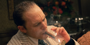 Beitragsbild des Blogbeitrags „Capone“ – Kritik zum Heimkino-Start