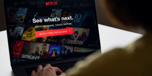 Beitragsbild des Blogbeitrags „Netflix ist derzeit nicht verfügbar“ – Was tun?