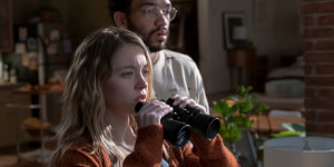 Beitragsbild des Blogbeitrags „The Voyeurs“ – Kritik zum Amazon Prime-Start