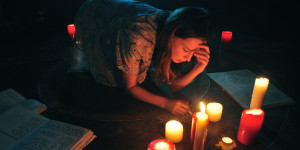 Beitragsbild des Blogbeitrags „A Dark Song“ – Kritik zum Heimkino-Start