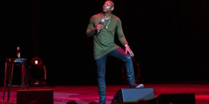 Beitragsbild des Blogbeitrags Netflix-Skandal: Dave Chappelle vergleicht Transsexualität in Show mit „Blackfacing“ 