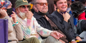 Beitragsbild des Blogbeitrags Nach fast zwei Jahren Abwesenheit: Jack Nicholson besucht Basketball-Spiel mit seinem Sohn 