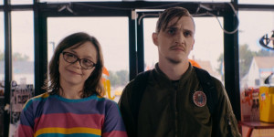 Beitragsbild des Blogbeitrags „Dinner in America“ – Kritik zum Heimkino-Start + Gewinnspiel