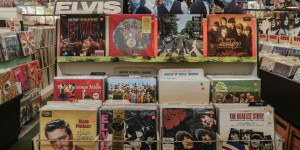 Beitragsbild des Blogbeitrags Zum 45. Todestag von Elvis Presley: „Elvis und das Mädchen aus Wien“, „Acapulco“ & „Day of Rock“ im ORF