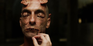 Beitragsbild des Blogbeitrags „Crimes of the Future“ – Kritik zum neuen Film von David Cronenberg 