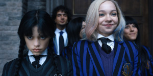 Beitragsbild des Blogbeitrags „Wednesday“ – Kritik zum Serien-Start auf Netflix