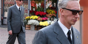 Beitragsbild des Blogbeitrags Kultregisseur Michael Mann kehrt 2023 mit Biopic „Ferrari“ zurück