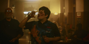 Beitragsbild des Blogbeitrags „Heikos Welt“: Berliner Darts-Komödie erscheint auf DVD / BluRay