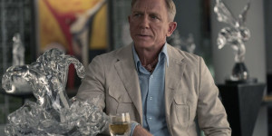 Beitragsbild des Blogbeitrags „Glass Onion: A Knives Out Mystery“ – Kritik zum Netflix-Start