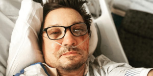 Beitragsbild des Blogbeitrags Schwerer Unfall beim Schneeräumen: Jeremy Renner auf Intensivstation 