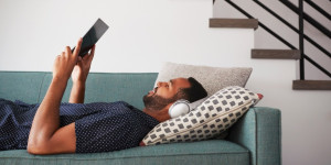 Beitragsbild des Blogbeitrags Fernsehen vs. Streaming –Der ultimative Vergleich