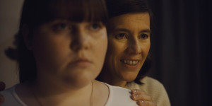 Beitragsbild des Blogbeitrags „Family Dinner“: Kritik zum Kinostart