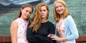 Beitragsbild des Blogbeitrags “Sharp Objects” – Kritik zur Miniserie (Sky/WOW)