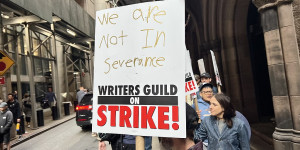 Beitragsbild des Blogbeitrags Keine Drehbücher mehr: Streik legt Hollywood weiter lahm – Das sind die Hintergründe 