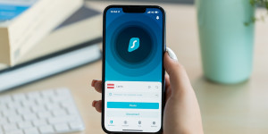 Beitragsbild des Blogbeitrags Sicheres Streamen weltweit und Filme vor Kinostart sehen: Die Vorteile von Surfshark VPN*