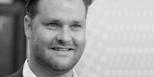 Beitragsbild des Blogbeitrags “Hör mal, wer da Hämmert” – Star Zachery Ty Bryan erneut wegen häuslicher Gewalt festgenommen
