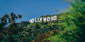 Beitragsbild des Blogbeitrags Hollywood und sein Einfluss auf die Welt – So beeinflussen Filme weltweite Unterhaltungsformate 