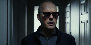 Beitragsbild des Blogbeitrags Kritik zu „A Killers Memory“ auf Amazon Prime: Michael Keaton als demenzkranker Killer