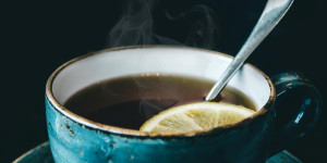 Beitragsbild des Blogbeitrags Wie man CBD-Tee zur Entspannung zubereitet*