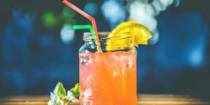 Beitragsbild des Blogbeitrags 5 Einzigartige CBD-Cocktail-Rezepte für diesen Sommer*