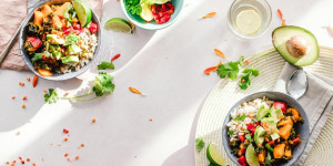 Beitragsbild des Blogbeitrags 7 vegane und glutenfreie CBD-Rezepte für jede Mahlzeit (Anzeige)