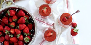 Beitragsbild des Blogbeitrags Rhabarber-Erdbeer-Cheesecake im Glas 
