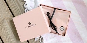 Beitragsbild des Blogbeitrags Glossybox: Girls Just Wanna Have Sun Edition – August 2018