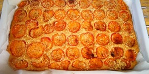 Beitragsbild des Blogbeitrags Das Geheimnis vom schlanken Marillenkuchen – schmeckt gut, tut gut