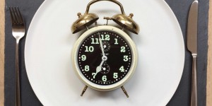Beitragsbild des Blogbeitrags Abnehmen mit Intervallfasten: Vermeiden Sie diese 7 Fehler