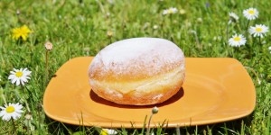 Beitragsbild des Blogbeitrags Fragwürdiger Genuss – Vegane Krapfen im essenziellen Check 