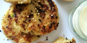 Beitragsbild des Blogbeitrags Vegane Hirselaibchen mit Knoblauchdip