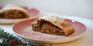 Beitragsbild des Blogbeitrags Veganer Apfelstrudel mit Vanillesauce
