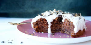 Beitragsbild des Blogbeitrags Karottenkuchen mit Frosting - vegan heaven