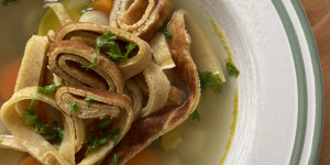 Beitragsbild des Blogbeitrags Vegane Frittatensuppe
