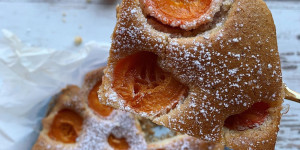 Beitragsbild des Blogbeitrags Veganer Marillenkuchen