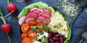 Beitragsbild des Blogbeitrags Vegane Ernährung - die Superheldin der Menstruation