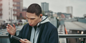 Beitragsbild des Blogbeitrags EPOS präsentiert neuen kabellosen In-Ear-Kopfhörer GTW 270 Hybrid für mobiles latenzfreies Gaming