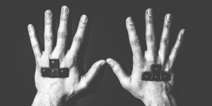 Beitragsbild des Blogbeitrags Wie haben PS5-Designer es geschafft, dass Benutzer eine so enge Verbindung zu der Konsole aufgebaut haben?