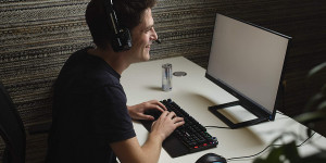 Beitragsbild des Blogbeitrags Philips Monitore präsentiert leichte Headsets TAGH301BL und TAGH401BL für Gamer
