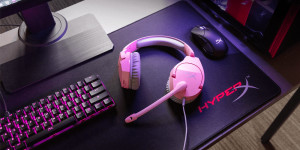 Beitragsbild des Blogbeitrags HyperX präsentiert pinke Cloud Stinger Gaming-Headsets 